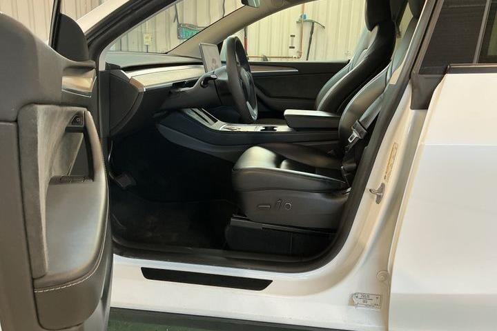 Hvid Tesla Model Y fra 2023