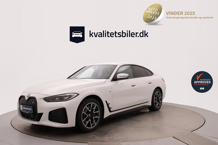 Hvid BMW i4 fra 2024 set udefra