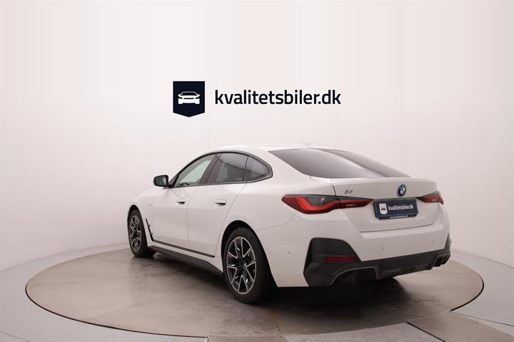 Hvid BMW i4 fra 2024