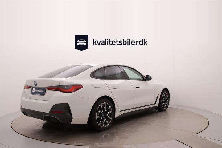 Hvid BMW i4 fra 2024