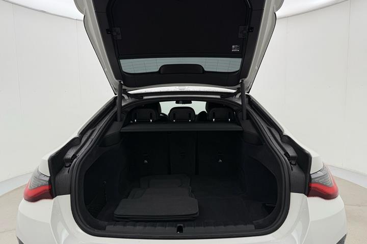 Hvid BMW i4 fra 2024