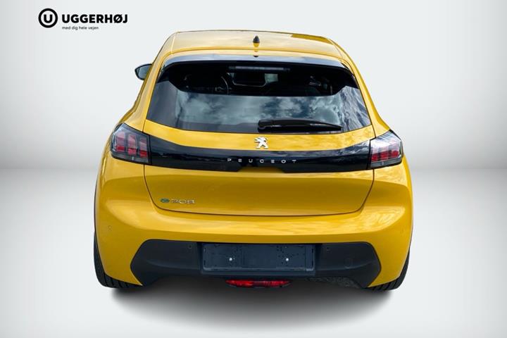 Gul Peugeot e-208 fra 2022