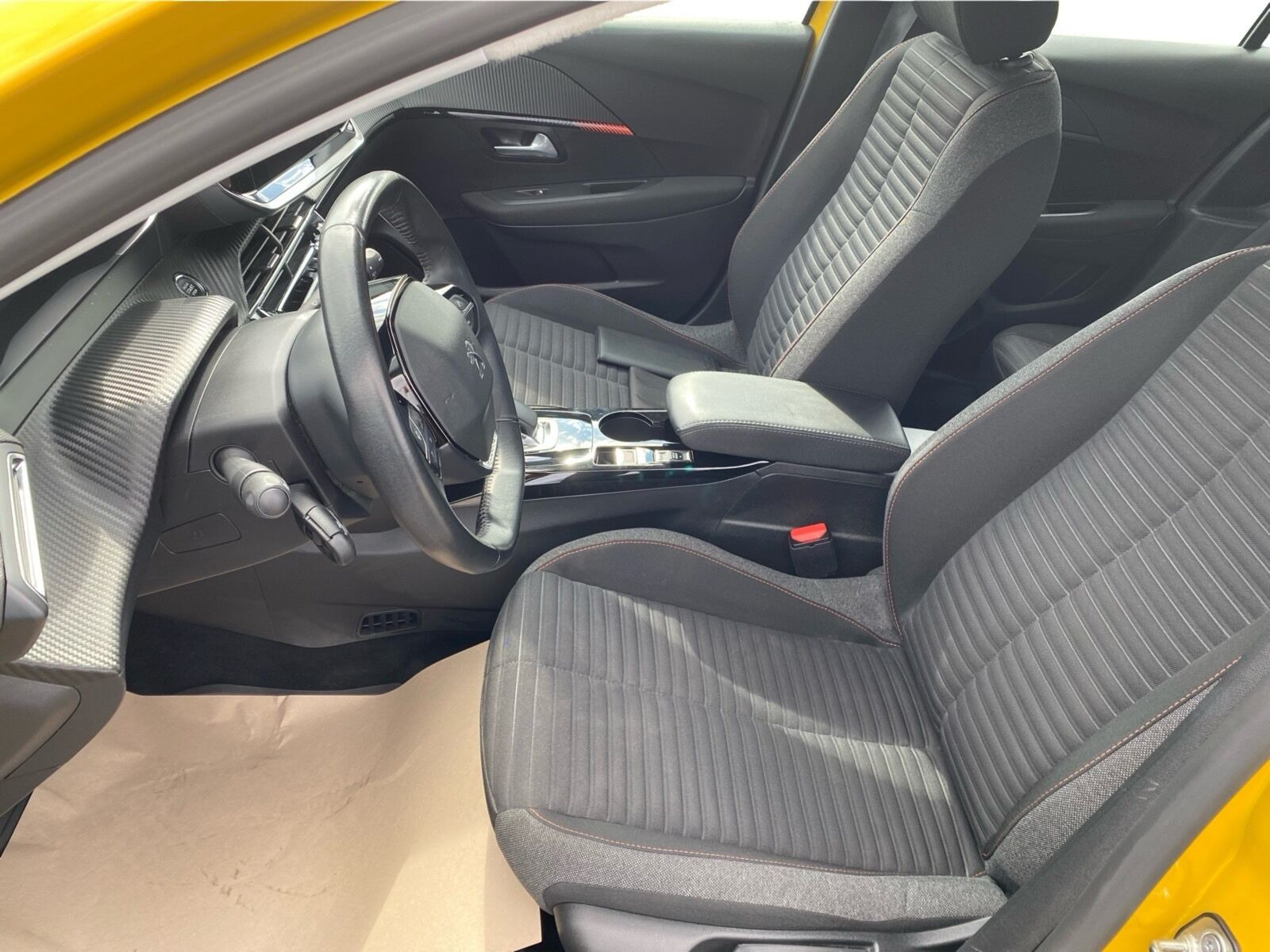 Gul Peugeot e-208 fra 2022
