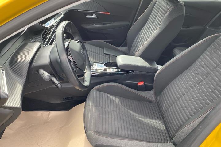 Gul Peugeot e-208 fra 2022