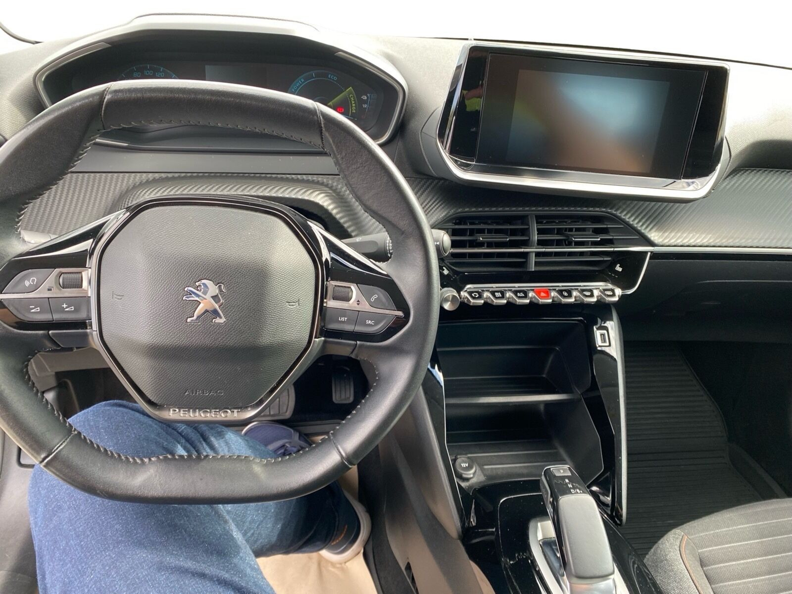 Gul Peugeot e-208 fra 2022