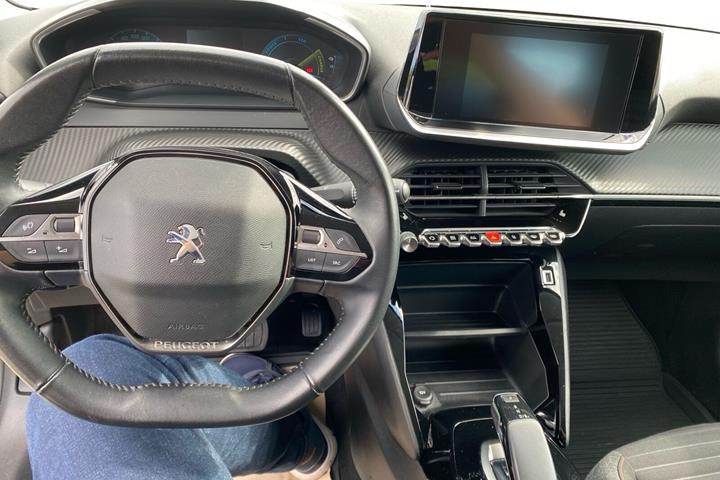 Gul Peugeot e-208 fra 2022