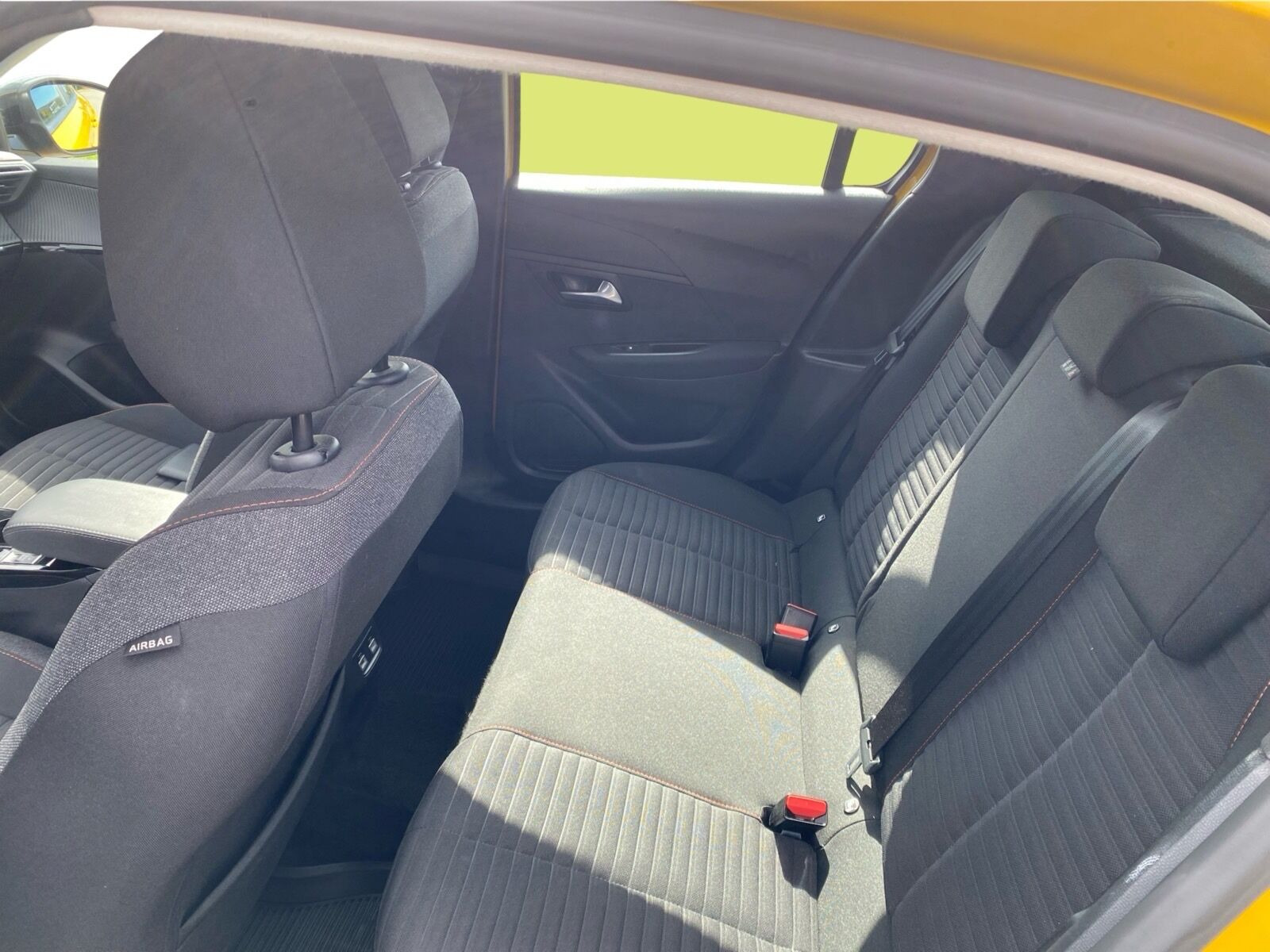 Gul Peugeot e-208 fra 2022