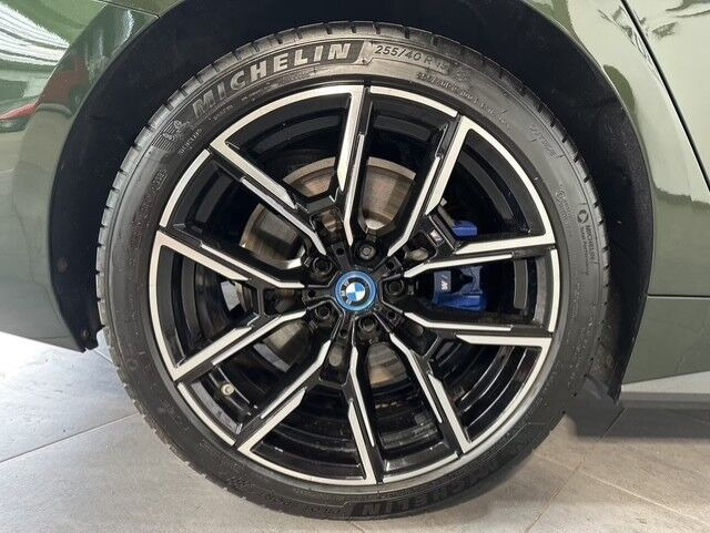 Grøn BMW i4 fra 2023