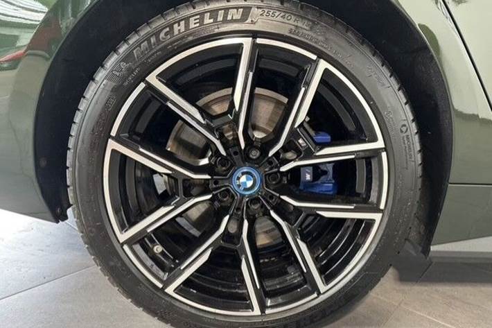Grøn BMW i4 fra 2023