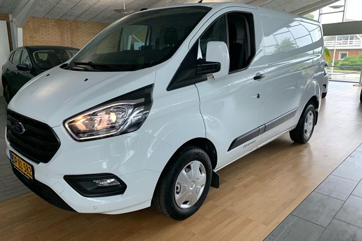 Hvid Ford Transit Custom fra 2023 set udefra