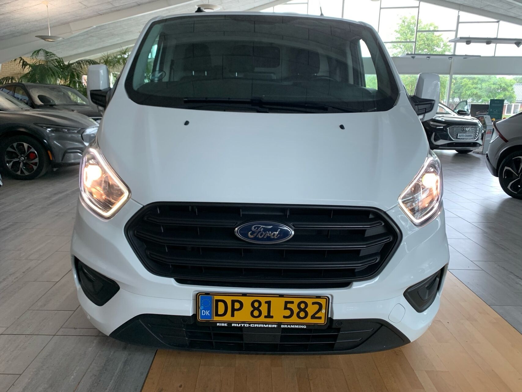 Hvid Ford Transit Custom fra 2023