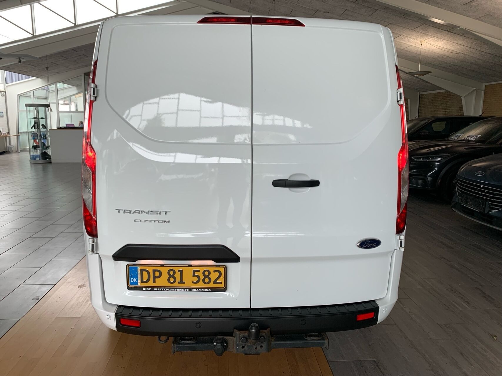 Hvid Ford Transit Custom fra 2023