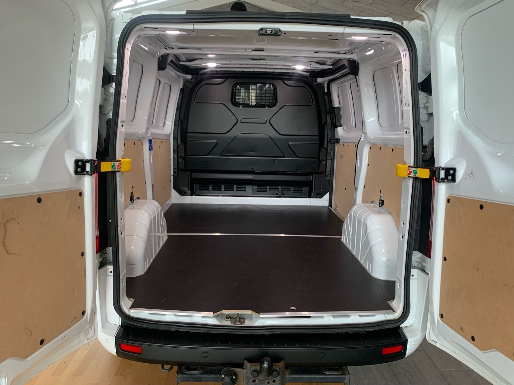 Hvid Ford Transit Custom fra 2023