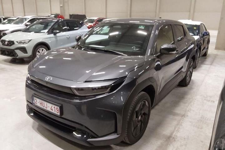 Grå Toyota Urban Cruiser fra 2025 set udefra