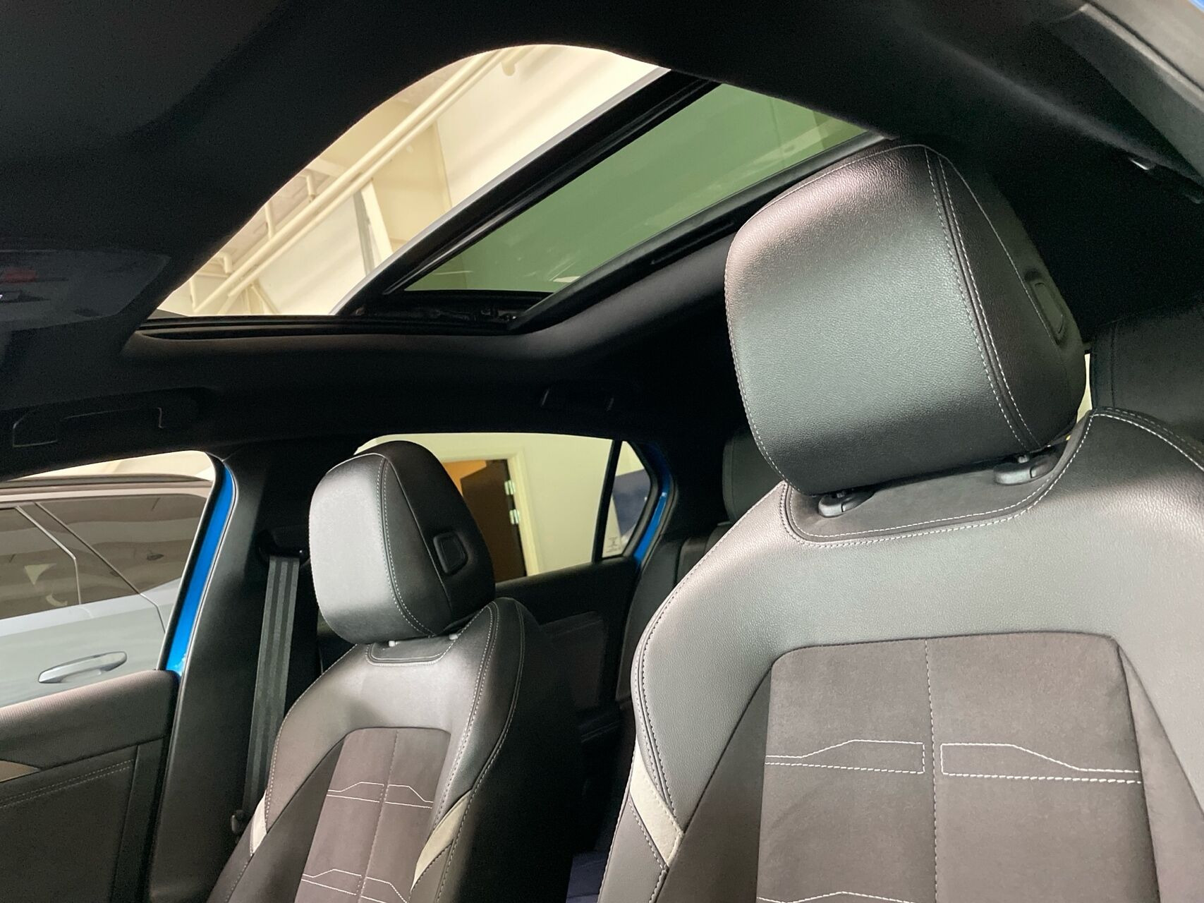 Blå Opel Astra-e fra 2025