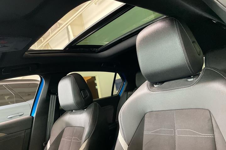 Blå Opel Astra-e fra 2025