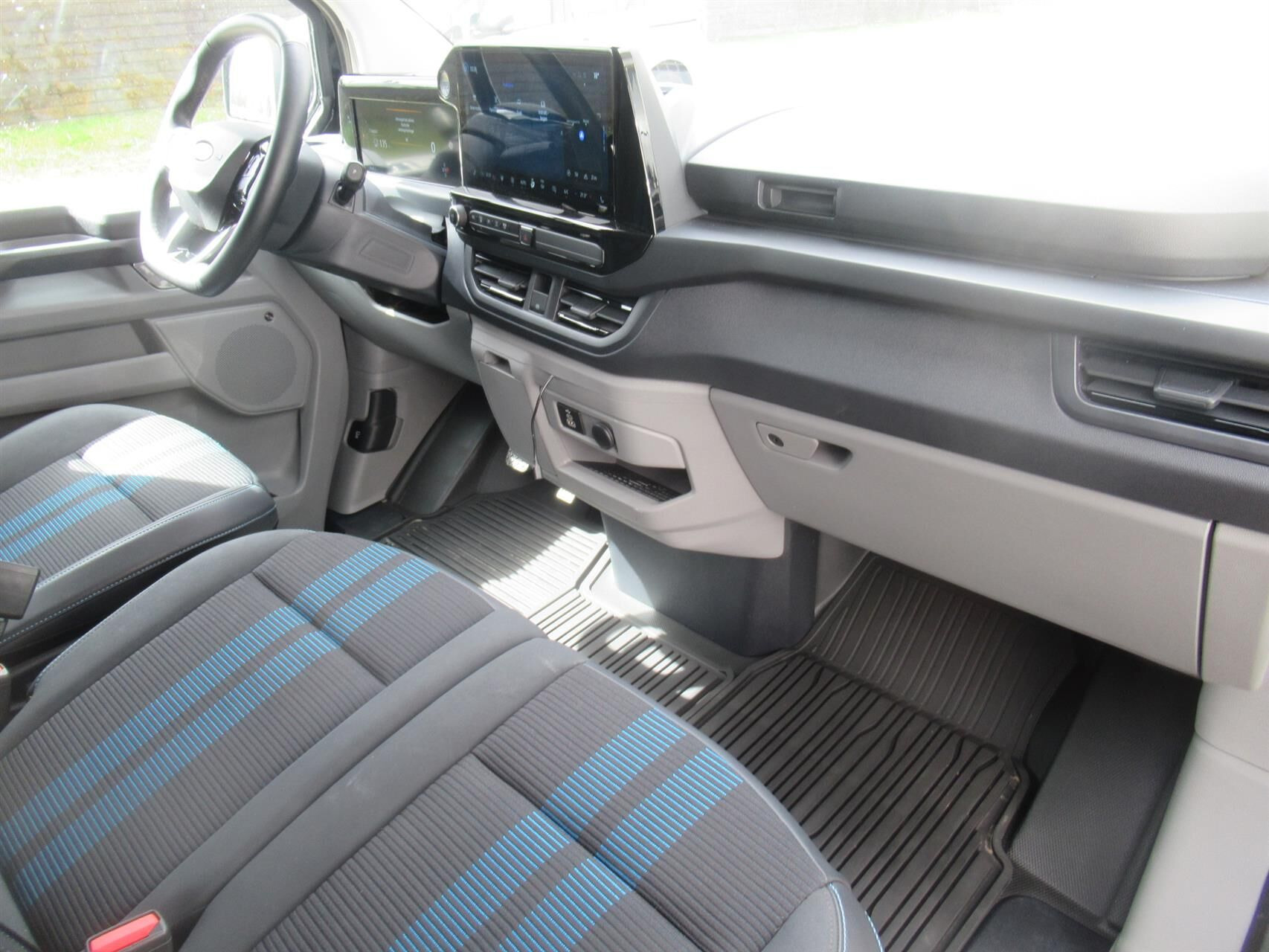 Sort Ford Transit Custom fra 2025