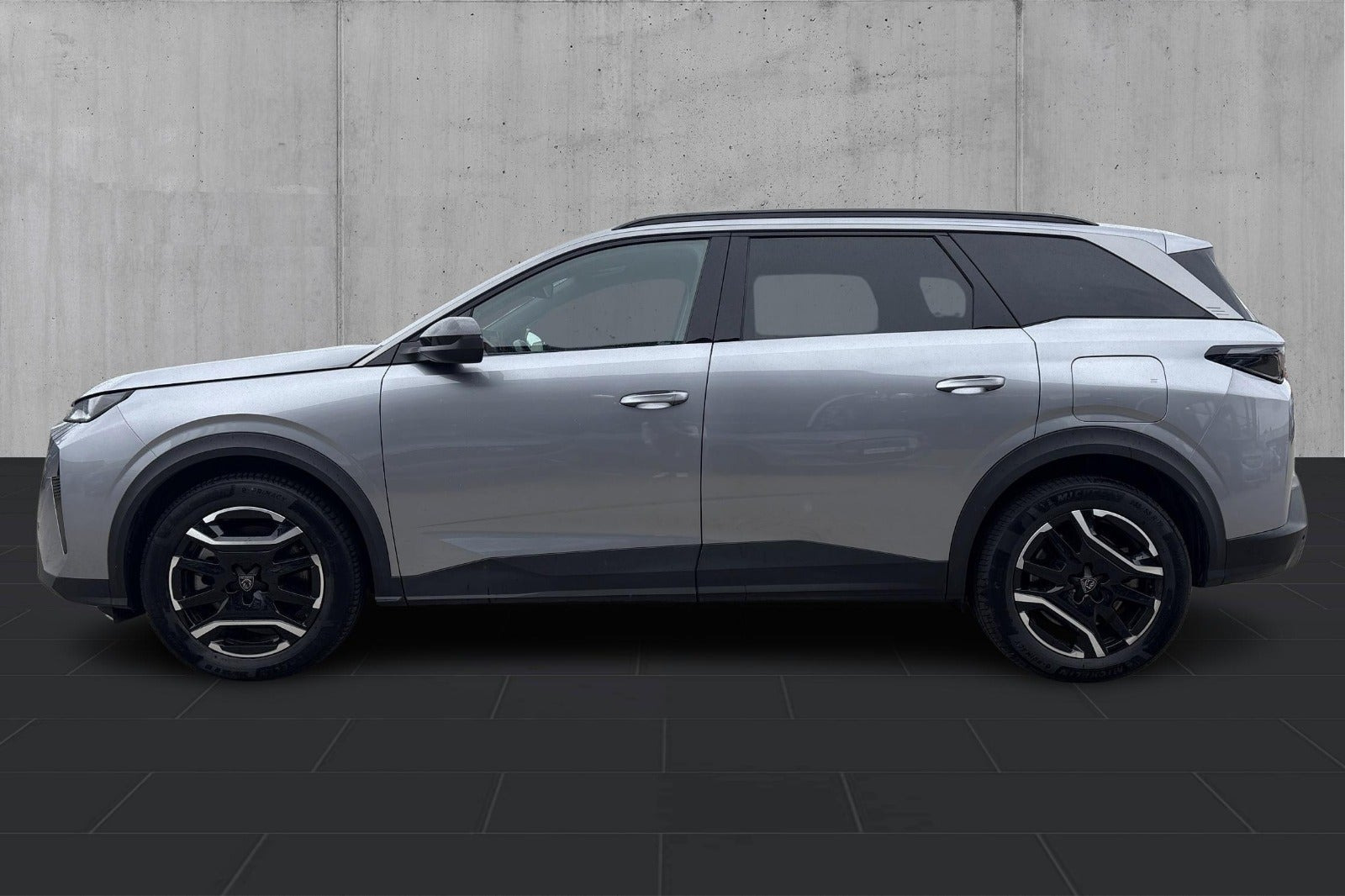 Grå Peugeot e-5008 fra 2025