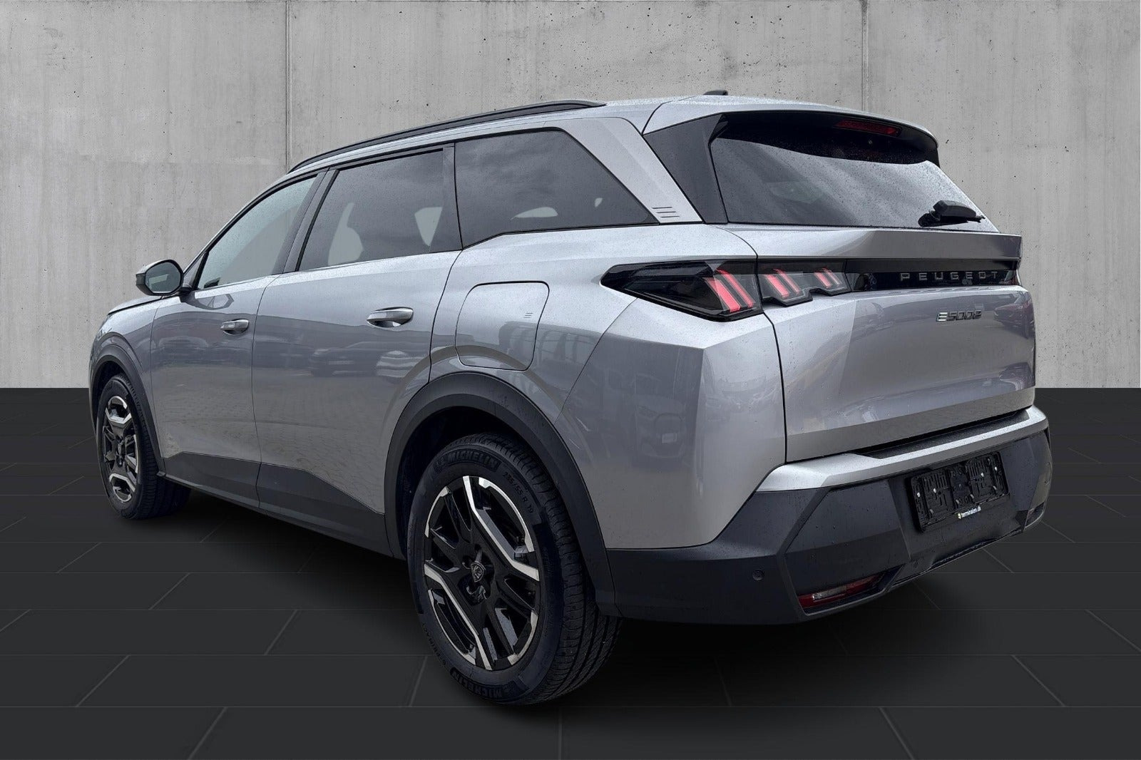 Grå Peugeot e-5008 fra 2025