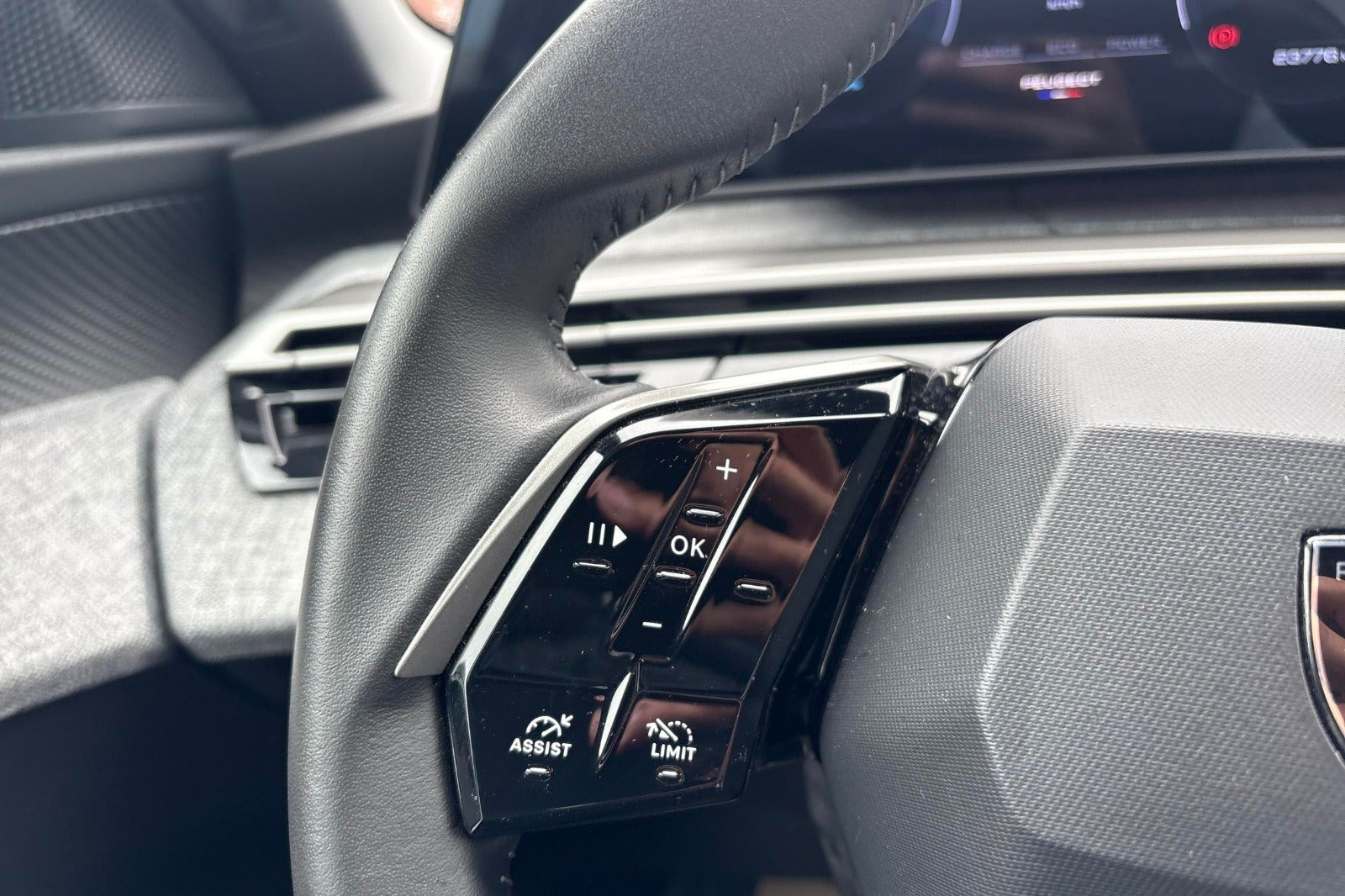 Grå Peugeot e-5008 fra 2025