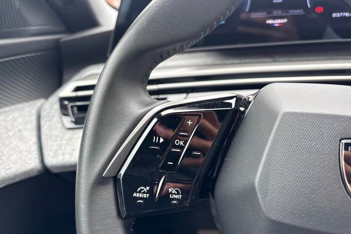 Grå Peugeot e-5008 fra 2025