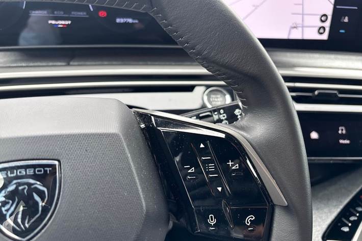 Grå Peugeot e-5008 fra 2025