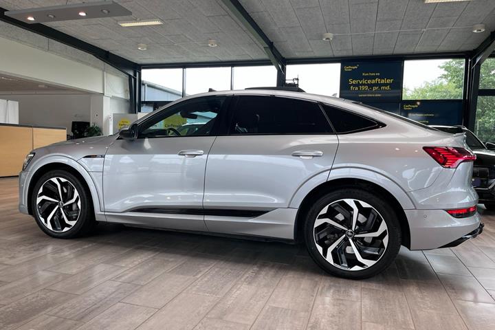 Sølv Audi e-tron fra 2023