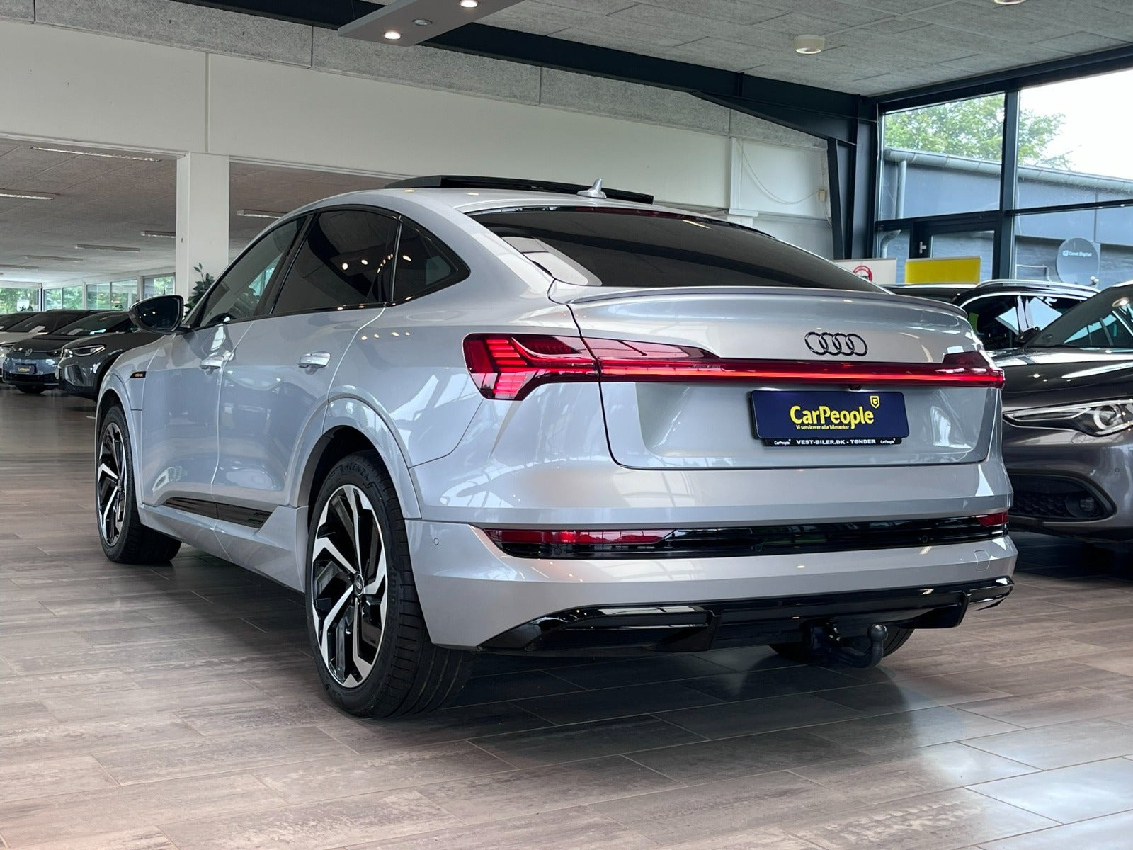 Sølv Audi e-tron fra 2023