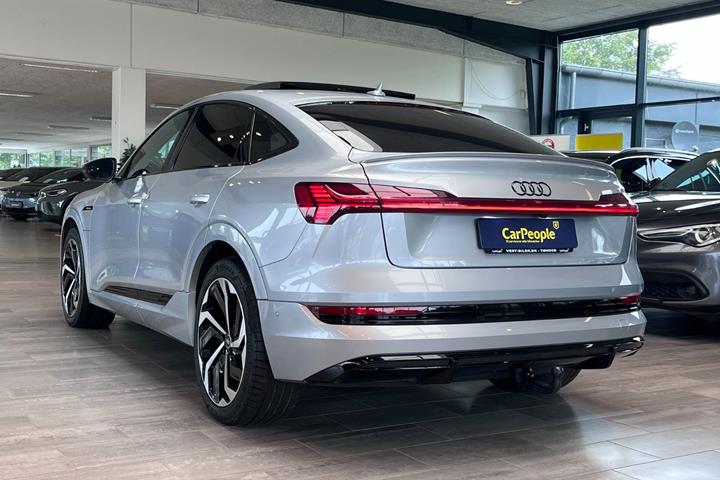 Sølv Audi e-tron fra 2023