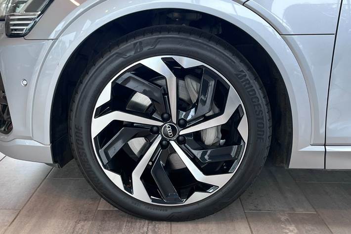 Sølv Audi e-tron fra 2023