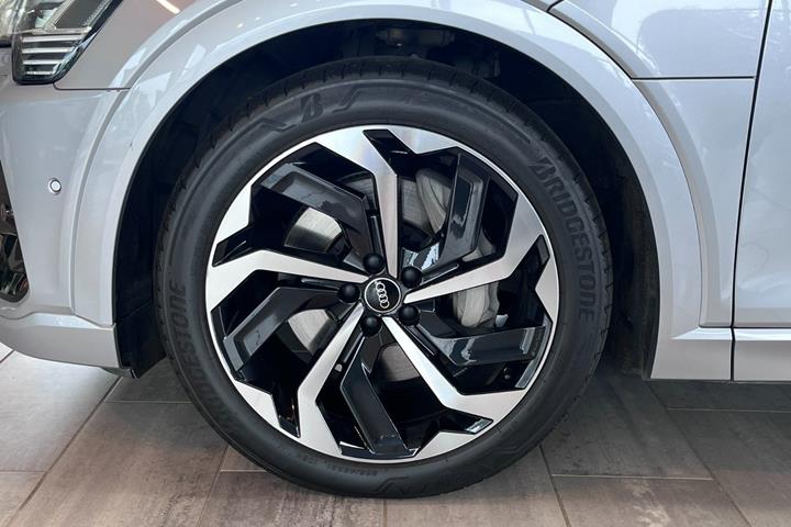 Sølv Audi e-tron fra 2023