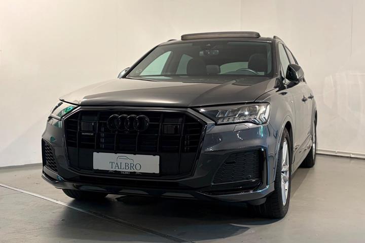 Grå Audi Q7 fra 2023 set udefra