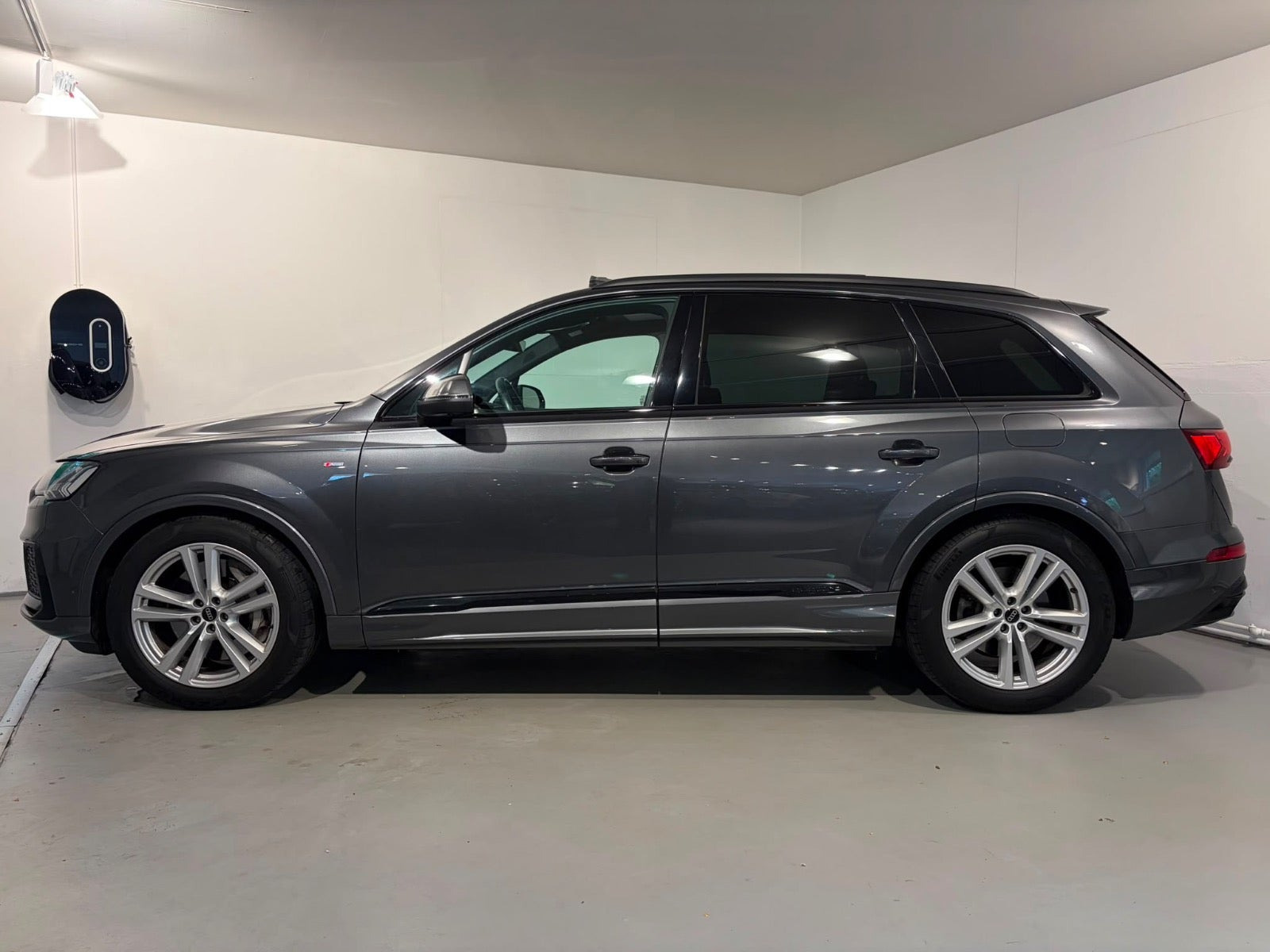 Grå Audi Q7 fra 2023