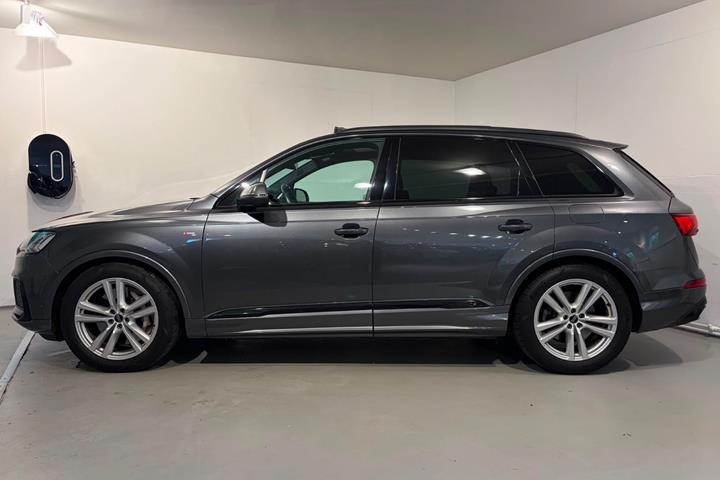 Grå Audi Q7 fra 2023