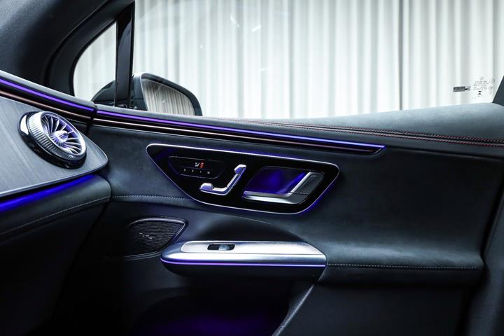 Sølv Mercedes EQE350 SUV fra 2025
