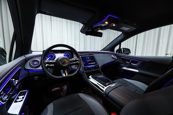 Sort Mercedes EQE350 SUV fra 2025