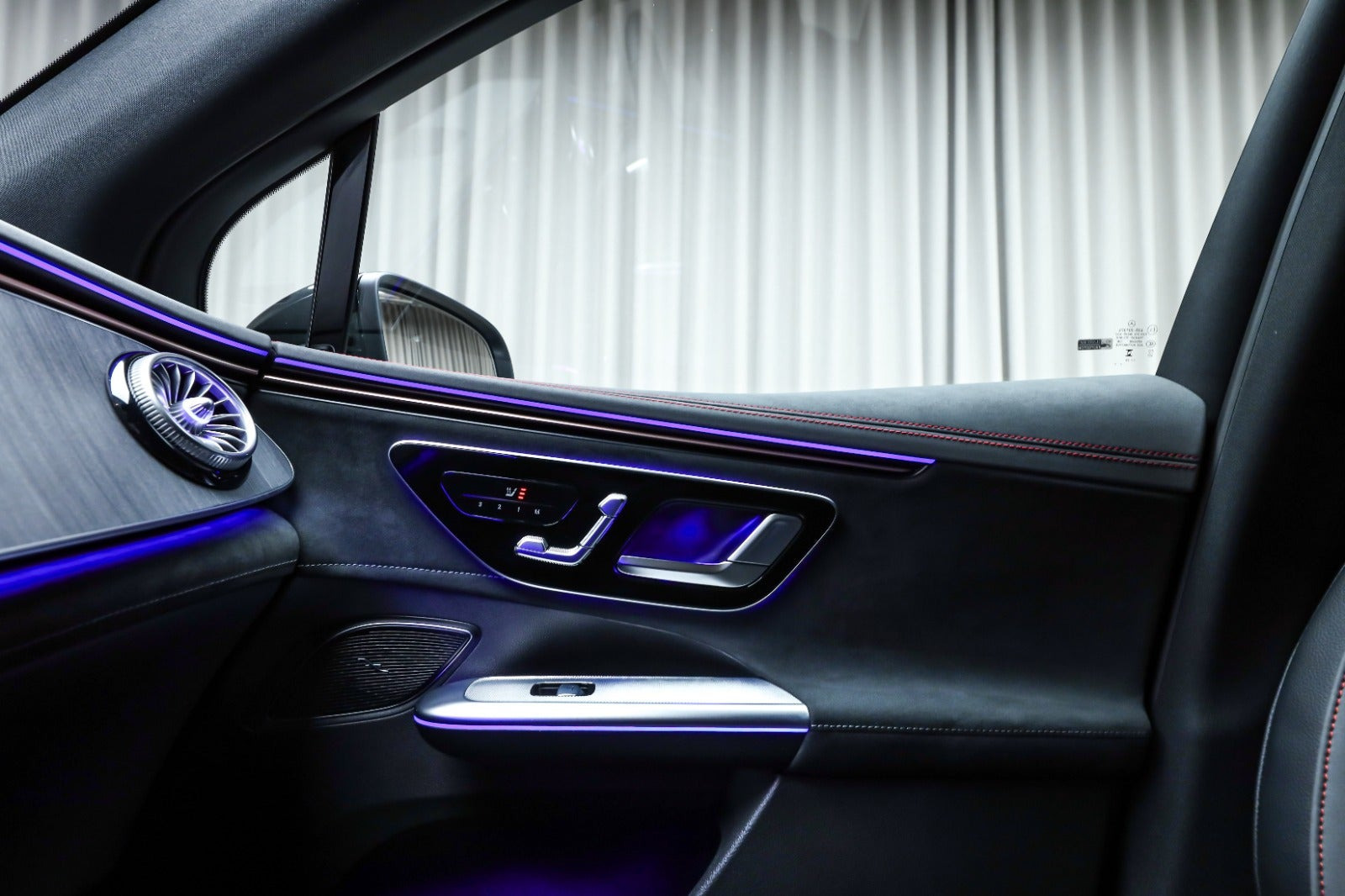 Sort Mercedes EQE350 SUV fra 2025