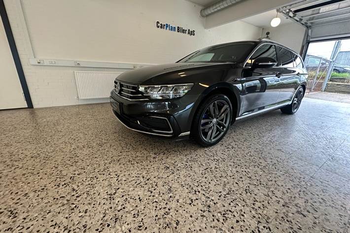 Grå VW Passat fra 2020