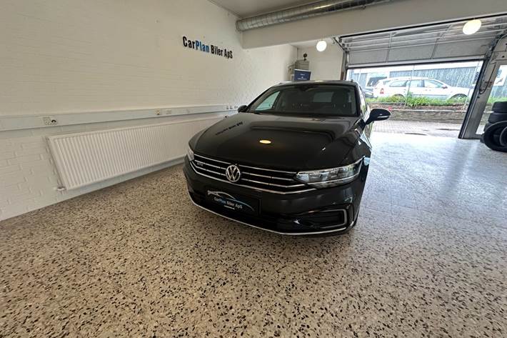 Grå VW Passat fra 2020