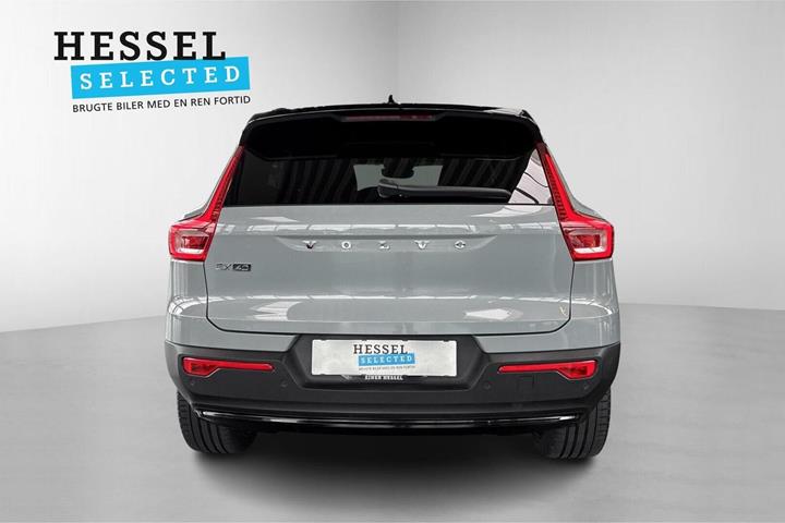 Grå Volvo EX40 fra 2025
