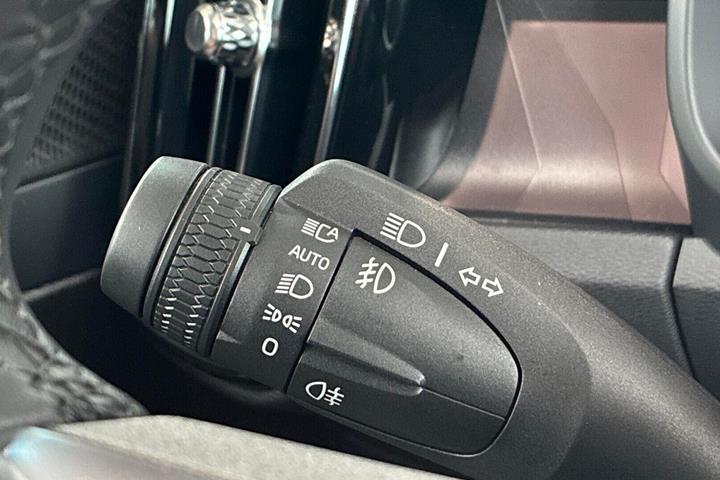 Grå Volvo EX40 fra 2025