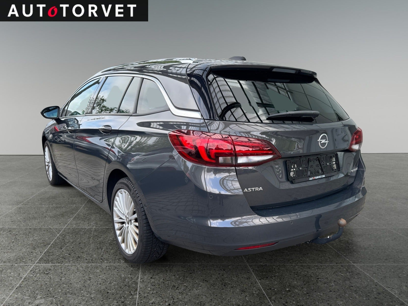 Grå Opel Astra fra 2016