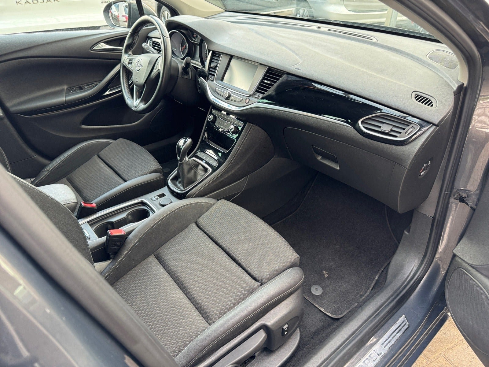 Grå Opel Astra fra 2016