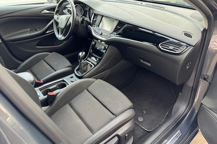 Grå Opel Astra fra 2016