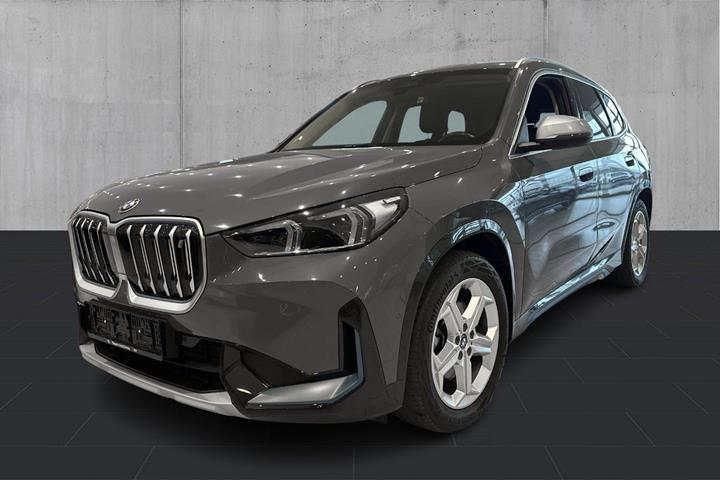 Blå BMW iX1 fra 2024 set udefra
