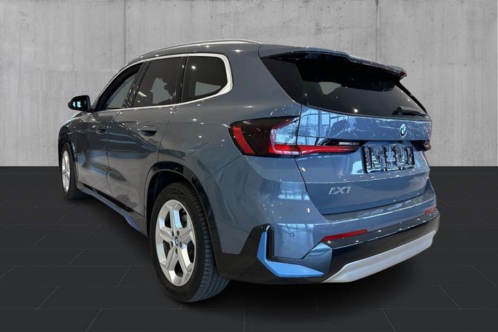 Blå BMW iX1 fra 2024