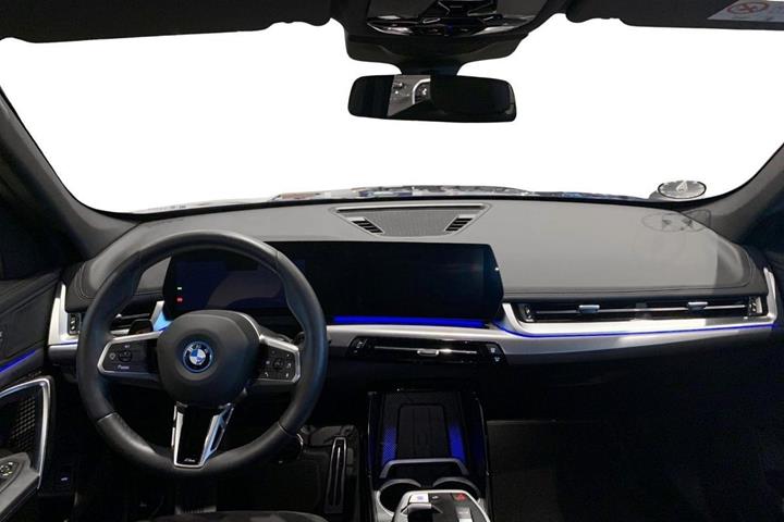 Grå BMW iX1 fra 2025