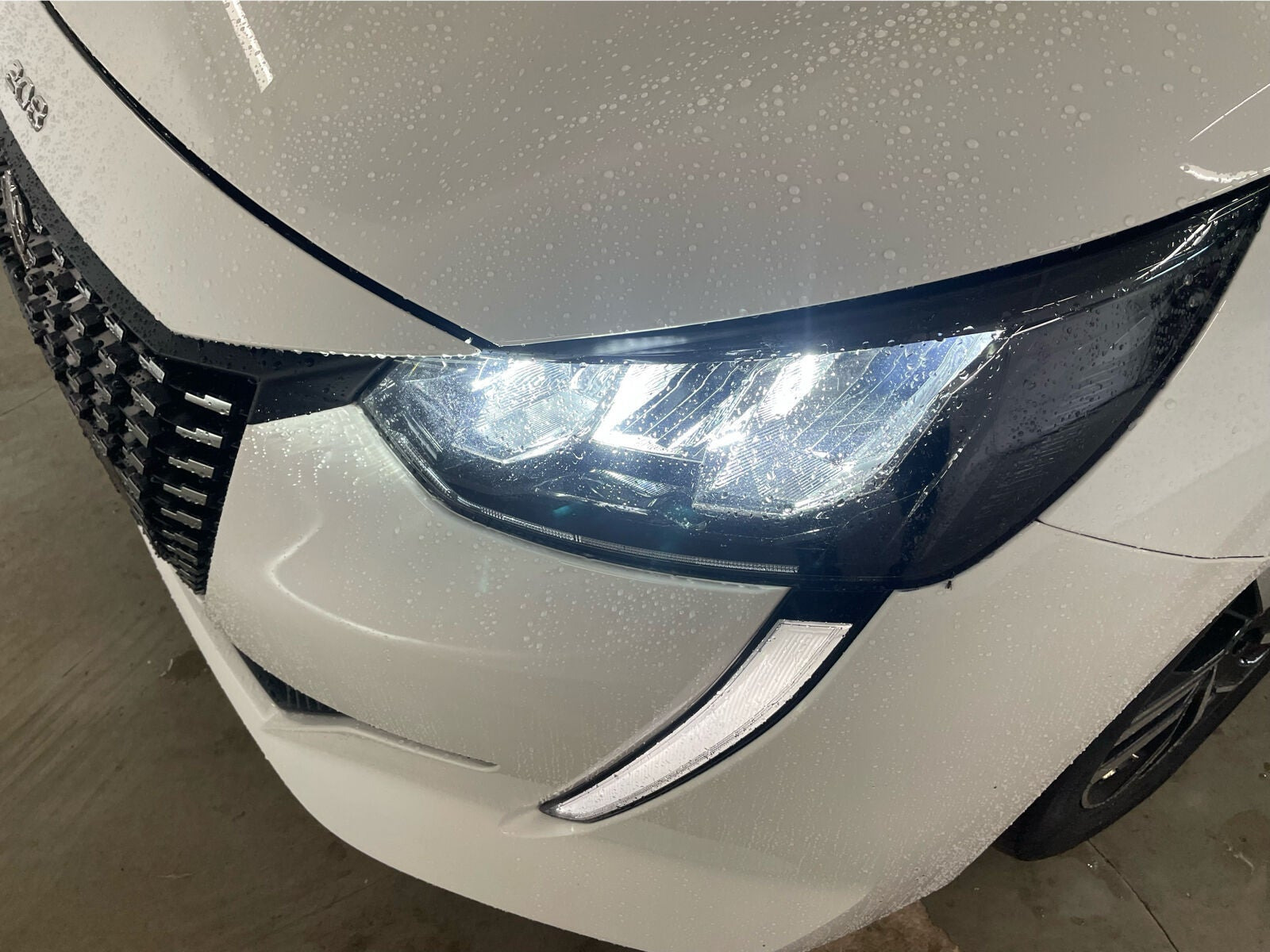 Hvid Peugeot 208 fra 2020