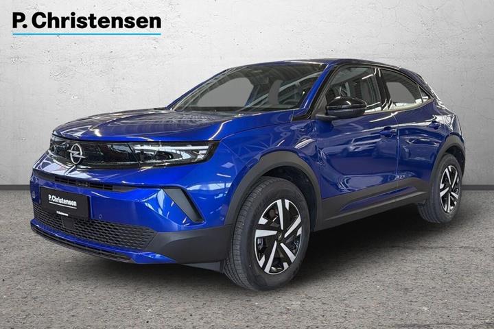Blå Opel Mokka-e fra 2025 set udefra