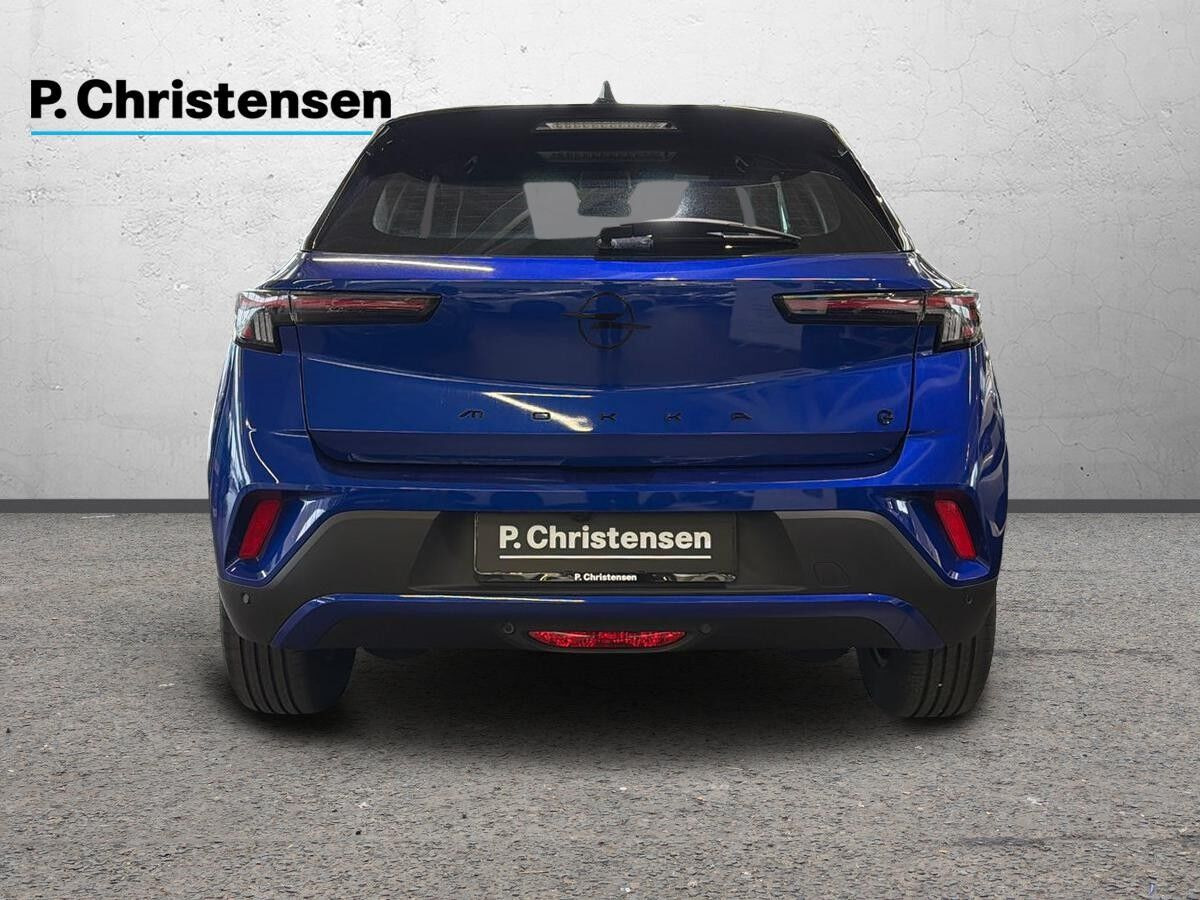 Blå Opel Mokka-e fra 2025